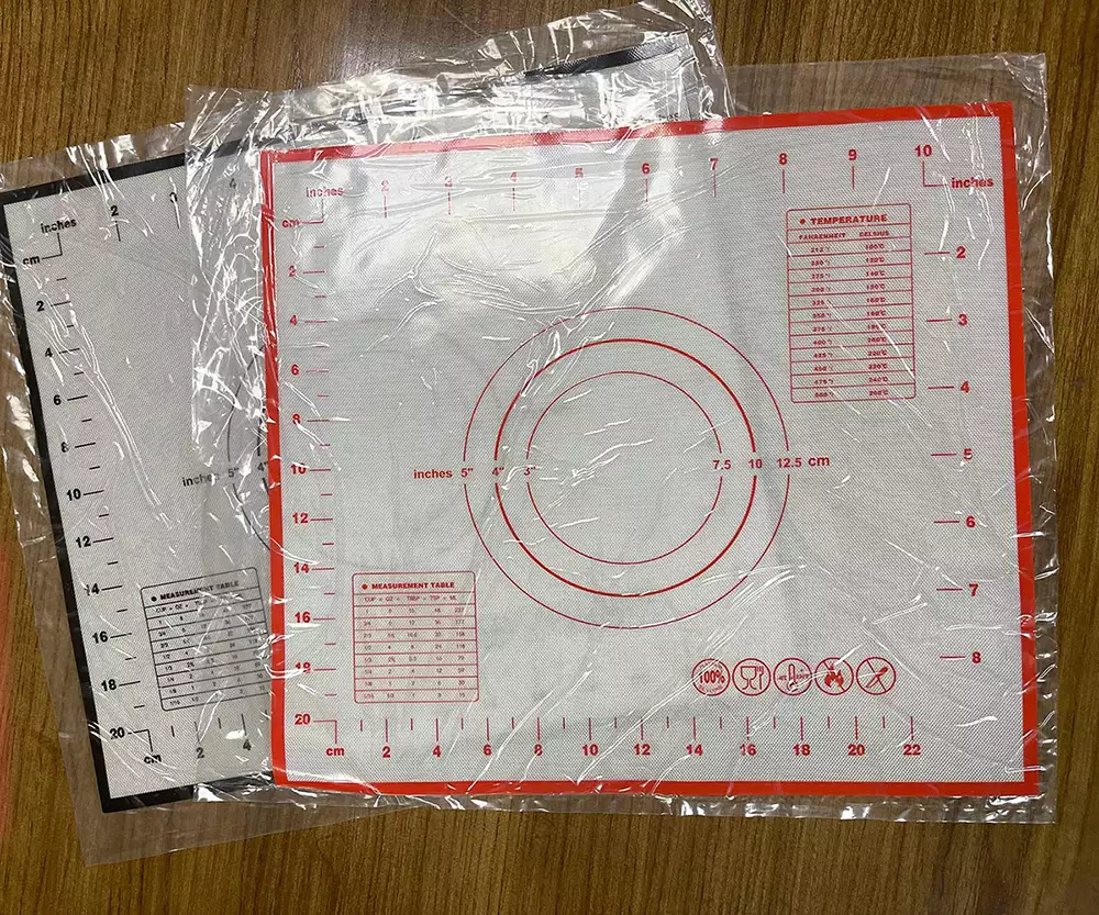 Food-grade silicone baking mats wholesale with measurement guides and custom red borders direct from ISO9001 factory.
